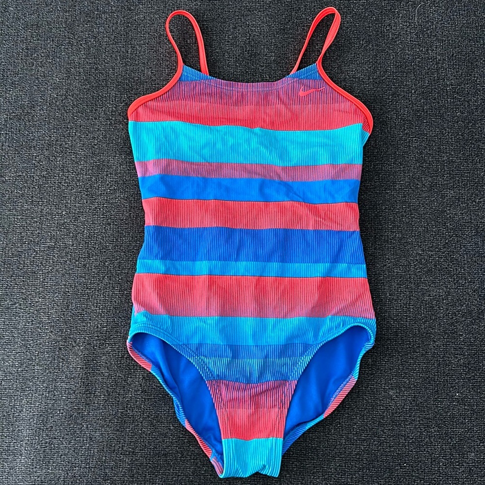 Girls Nike swimsuit. EUC